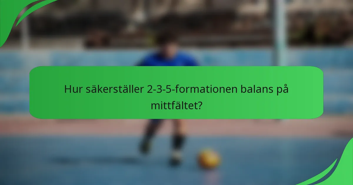 Hur säkerställer 2-3-5-formationen balans på mittfältet?
